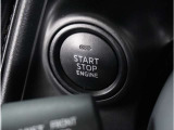 【スマートキー&プッシュスタート】カバンやポケットに入れたままでもドアの施錠・解錠が可能なスマートキーを装備。エンジンのオン・オフ時もカギを取り出す必要が無く、ボタンをプッシュするだけでOK。