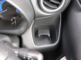 運転席右手前のカップホルダーです。助手席側にもございます。