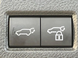 【パワーバックドア】スマートキーや運転席のボタンを押すだけでリアゲートが自動で開閉します!荷物を持っている時や、高い位置にあるバックドアを閉める際に便利な機能です♪
