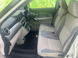 運転席周りはシンプルで分かりやすいレイアウト。必要な機能が手の届く範囲に配置されており、運転に集中できます。安全運転をサポートする工夫が凝らされています。
