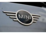 MINIのエンブレムをピアノブラックへの変更も可能です。