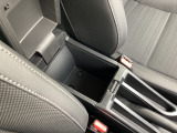 運転席と助手席の間に物を入れておけるようなスペースがあるので便利ですね!