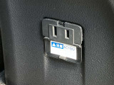 後部座席の足元にもAC100V電源がございます☆