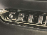 格納式リモコンドアミラーと、パワーウィンドウマスタースイッチです。車内の換気も運転席から簡単に行えます。