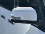他車からの視認性の良いウインカー付きのドアミラーです。
