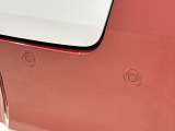 車のバンパー前方、後方にはセンサーがついていて、駐車場の運転や、踏み間違え防止機能としてアシストしてくれます。