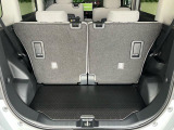 バックドアは跳ね上げ式!リヤシートの背もたれを倒すことでさらに奥行きが!