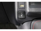 運転席と助手席には寒い日の肩や腰、冷えやすい下肢を温めてくれるシートヒーターが付いております!