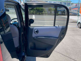 運転席側後部座席のドアです