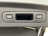 運転席とリアゲート本体に開閉スイッチを装備し、とても便利な電動リアゲート!