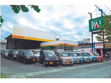 本社/整備工場から少し離れておりますが展示場もございます。パルでは乗用車をメインに展示しております。場所は鳥取駅南側、大通りに面しており、緑の看板が目印♪休日は水曜です!日・祝祭日も営業しております♪