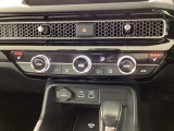 運転席と助手席にはシートヒーターが付いています☆寒い時期に腰周りを温めてくれるので体全体が温まりやすいのは勿論、暖房と違い顔に風が当たらないので、乾燥肌やドライアイの方でも大丈夫☆