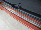 ■純正オプションのリヤバンパープロテクター!!荷物の出し入れなどで傷つきやすいバンパー上面をカバーしつつ、スタイリッシュなリヤ周りを演出しております。