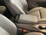 運転席と助手席の間のひじかけは開閉できます。便利な収納としてご利用いただけます。