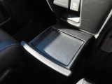 【センターテーブル】車内でのお食事シーンなどに役立つセンターテーブルです。引き出し式なので使用後は格納しておけるのも魅力のひとつです。