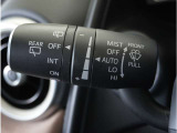 【オートワイパー機能】レバーをAUTOの位置にしているとき、レインセンサーが雨を感知すると、雨量に応じて、ワイパーが自動で作動します。
