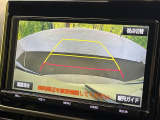 【バックカメラ】駐車時に後方がリアルタイム映像で確認できます。大型商業施設や立体駐車場での駐車時や、夜間のバック時に大活躍!運転スキルに関わらず、今や必須となった装備のひとつです!