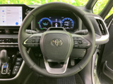 握りやすいステアリングは、運転操作を快適にサポート。操作スイッチも配置され、スムーズな運転を支援します。