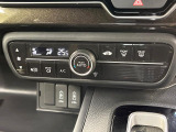 【オートエアコン】一度お好みの温度に設定すれば、車内の温度を検知し風量や温度を自動で調整。暑い&hellip;寒い&hellip;と何度もスイッチ操作をする必要はありません。快適な車内空間には必須の機能ですね♪