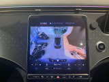 〈パーキングアシスト〉検出した駐車スペースの中から停めたい場所を選ぶとステアリング、アクセル、ブレーキ、シフトセレクトをクルマが行い自動で駐車をします。駐車スペースから出るときも自動です。