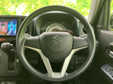 しっかりとした握り心地で、運転操作を快適にサポート。操作系の配置も工夫されており、ドライバーに安心感を与えます。