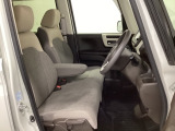 女性でも運転がしやすいように、シートの高さ調整機能(シートリフター)がついています。運転席と助手席の間が空いている為、助手席側への移動がスムーズです。交通量の多い道でも助手席側から乗り降りができます。