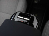 フロントシートからは、すべてのパワーウインドを操作できます。 REARと書かれたボタンを押すと、フロントウインドとリアウインドの操作を切り替えることができます。