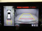 パノラミックビューモニターを装備。駐車場や交差点でクルマを真上から見るように周囲を確認できます。機能の詳細は販売店スタッフまでおたずねください。