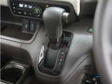 ◆ハンドル・インパネシフト◆シフトノブはインパネに配置されているので、運転席&hArr;助手席の移動が簡単。