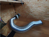 作業部屋内部の冷暖用に、フロントキャビンからダクトファンで作業室内循環エアを回るようにしています。風量は可変スイッチ付、アルミダクトで風向自由。暑い時期や寒い時期も快適に過ごせるようにしています。