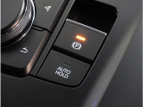 【オートホールド】停車中にブレーキペダルから足を放しても、ブレーキを自動的に制御して、車両の停車状態を保持する機能です。信号待ちなどの停車時に運転者の負担を軽減します。