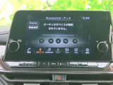 高画質なモニター画面で、動画コンテンツやカメラ映像を鮮明に楽しめます。後部座席でのエンターテイメントにも最適です。