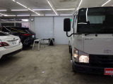 当店では専任のメカニックが大切なお客様のお車を一台一台丁寧に整備いたします。自社認証工場にてリフトアップし下回りまでキッチリ検査いたします。