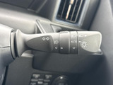 視認性の高いウインカーレバーで、安全な車線変更をサポートします。操作も簡単で、安心して使用できます。