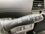 操作しやすいウインカーレバー。安全確認を確実に行い、スムーズな車線変更をサポートします。視認性の高いデザインです。