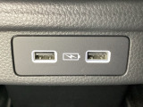 リアダクトの下には充電可能なUSB端子が2個ついています。移動中に充電もできるので便利です。