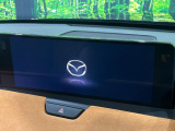 【12.3インチマツダコネクト】車内の雰囲気にマッチした大型ディスプレイ。スマホ接続でのナビ使用やBluetooth再生等、様々な機能が楽しめます。直感的なダイヤル操作が可能で、使い勝手も良好です。