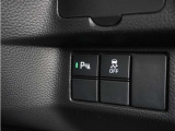 【片側電動スライドドア】ボタンを押すだけで片側のスライドドアの開閉が可能。もちろんキーからの操作も可能。お子様を抱いている時・両手いっぱいの荷物を持ってる時など非常に役立ちます。
