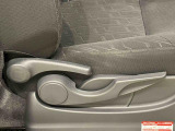 運転する人それぞれの体格に合わせてドライビングポジションをきめ細かく調整できる、運転席シ-トリフタ-が付いています(^^♪