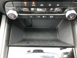 エアコン操作部下には小物置きもあります。
