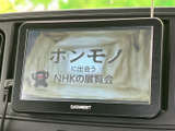 停車時にテレビの視聴が可能です。お子様連れのお出かけ時などに、後部座席のお子様を楽しませるひと時に役立ちます。