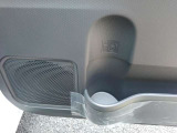 運転席のドア内部にドリンクホルダーとスピーカーがございます。