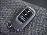 【スマートキー】鍵を持っているボタンを押すだけでエンジン始動。ドアの施錠もボタンを押すだけ。鍵は無くさない様にポケットに入れたまま。