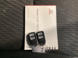 家族やパートナーと個別に持てるため、貸し借りの手間がなくスムーズに乗車できます。また、メインキーを自宅に置いたまま、もう一方をサブとして常に鞄に入れておけるため、持ち出し忘れを防げる点も便利です。