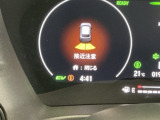 パーキングセンサーシステムは走行中に障害物が迫ると音と表示でお知らせ、低速走行時時の安心感を高めます