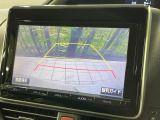 【バックカメラ】駐車時に後方がリアルタイム映像で確認できます。大型商業施設や立体駐車場での駐車時や、夜間のバック時に大活躍!運転スキルに関わらず、今や必須となった装備のひとつです!