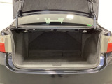 ラゲッジも広く使いやすいトランクは、開口部も広く荷物の積み下ろしもしやすいお車となっております。リアシートの背もたれは6:4の割合で分割して可倒できるので、長いお荷物などを載せることもできます。