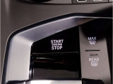 【スタートボタン】リモコンキーを持っているだけで起動可能なスタートボタン。オートスタート/ストップ機能も装備しており燃料消費量の軽減に貢献します。