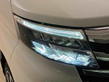 対象物が見やすく白く明るい光で夜間走行をサポートするフルLEDヘッドランプ(ロー/ハイビームオートレベリング機能付き・クリアランスランプ・ポジション・ターン付)を搭載