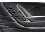 車の運転席の位置を保存できるシステムです。運転手が変わってもセッティングしたポジションを再現できる為発進時の手間が省けます。